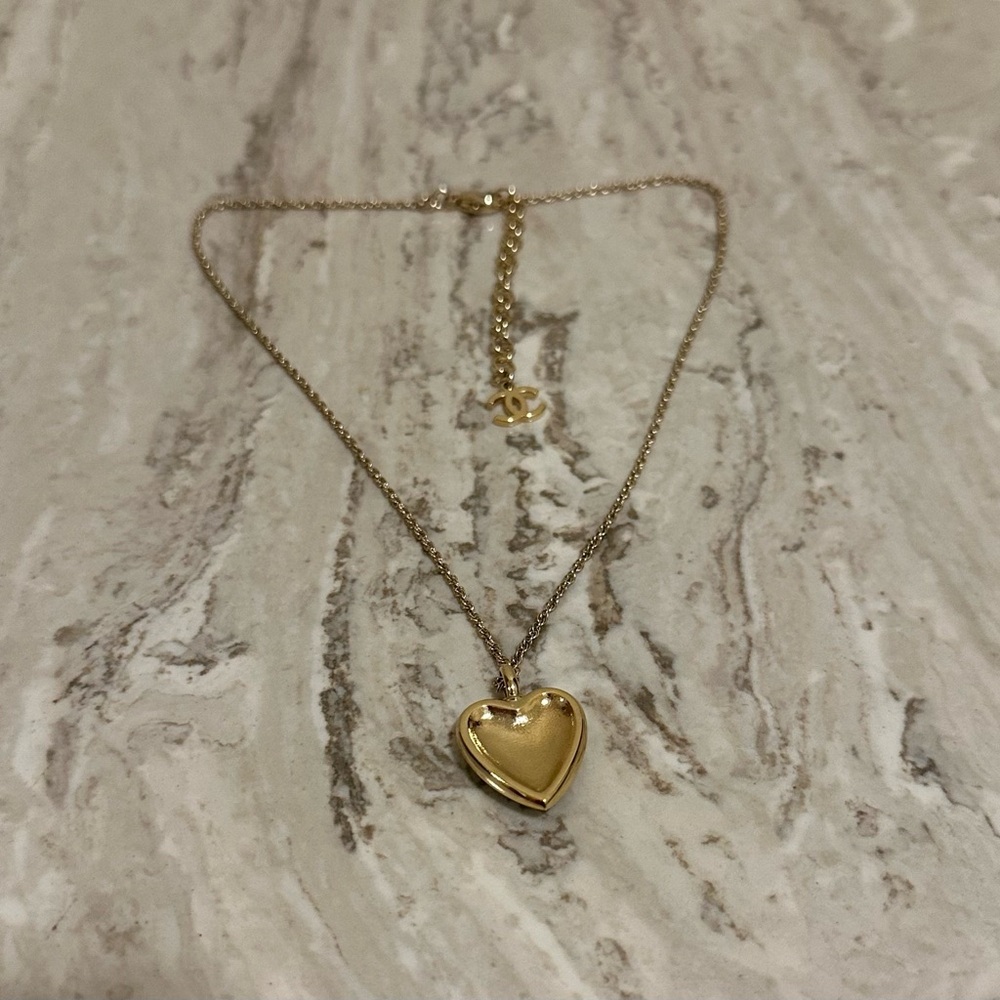 CHANEL Gold Heart CC Pendant Necklace with Textured Inlay - Picture 5 of 5